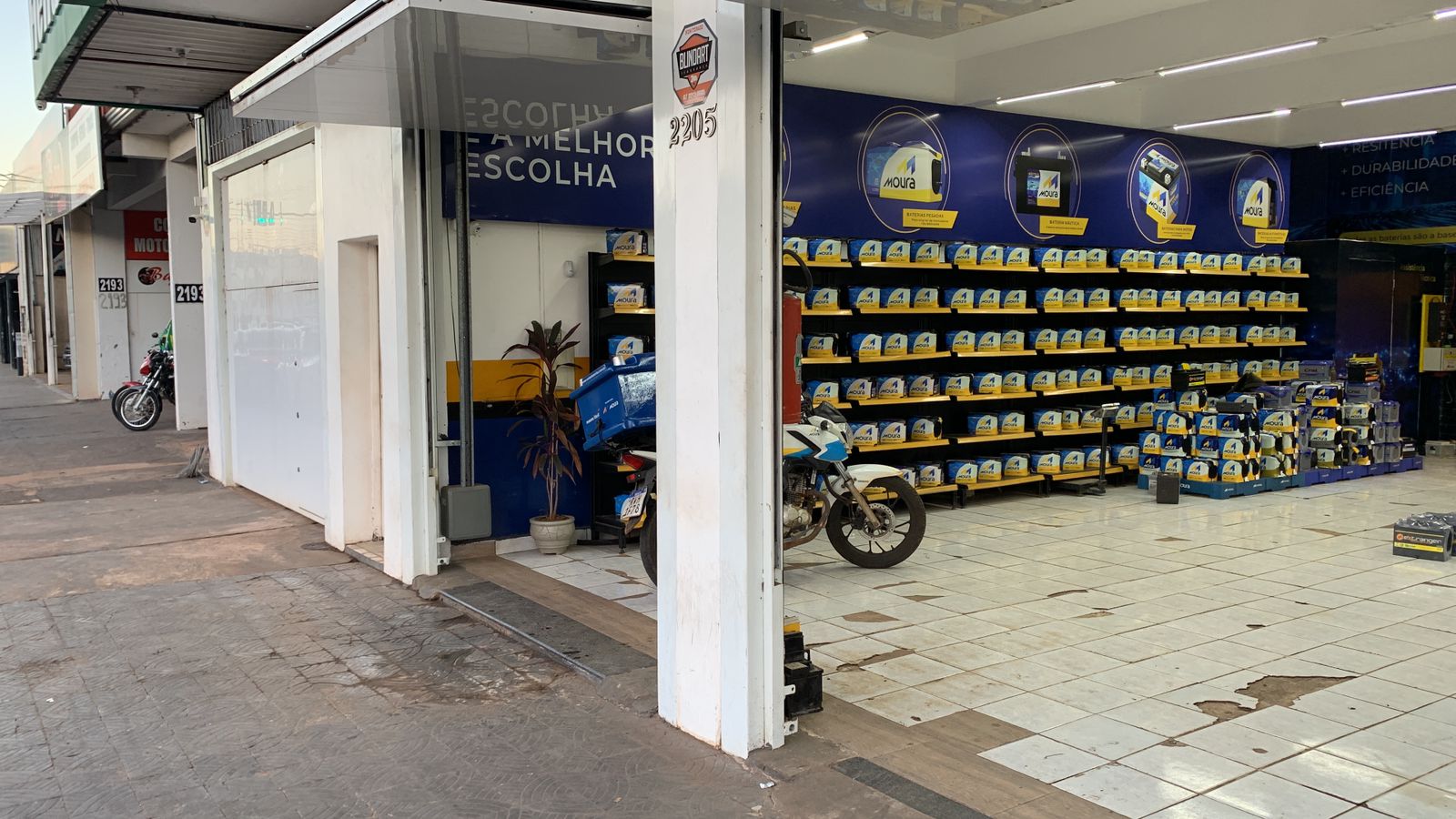 Fachada da loja Varejão das Baterias em Campo Grande - MS com estoque Moura