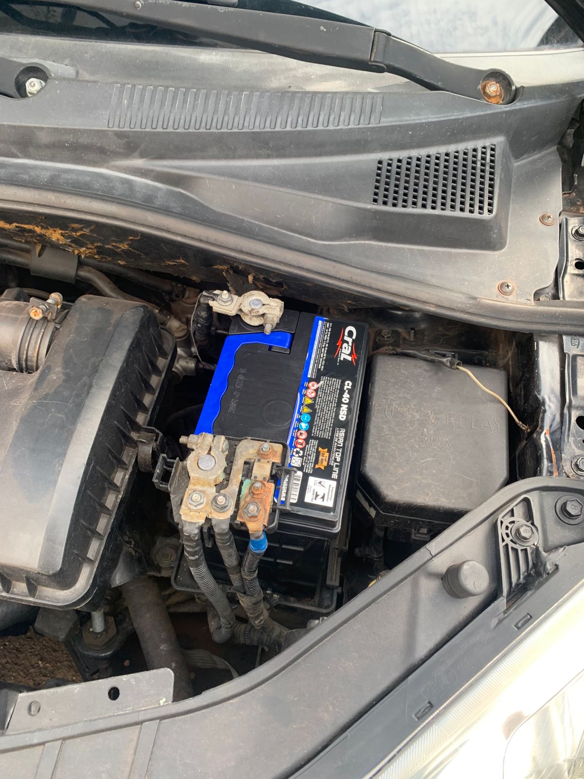 Instalação de bateria automotiva no local pelo Varejão das Baterias